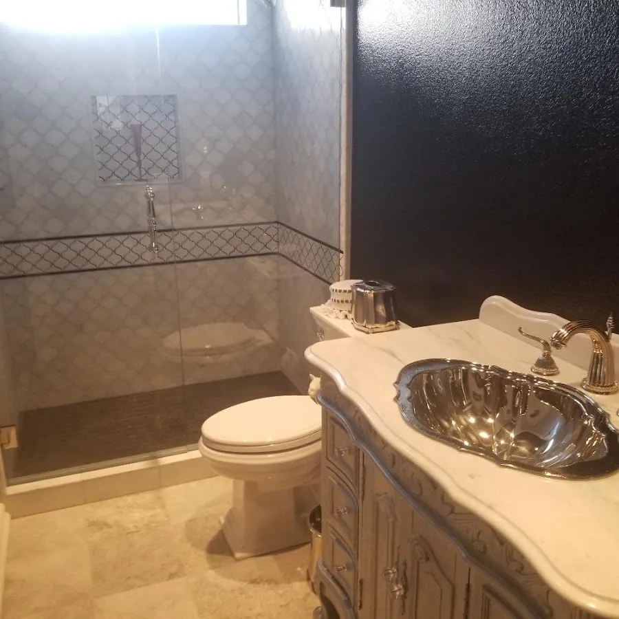 Professional plumbing work and bathroom remodeling in San Buenaventura (Ventura)